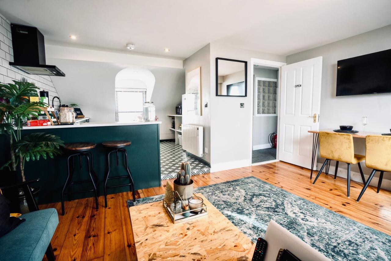 Modern Penthouse Apartment In Cobh Town ภายนอก รูปภาพ